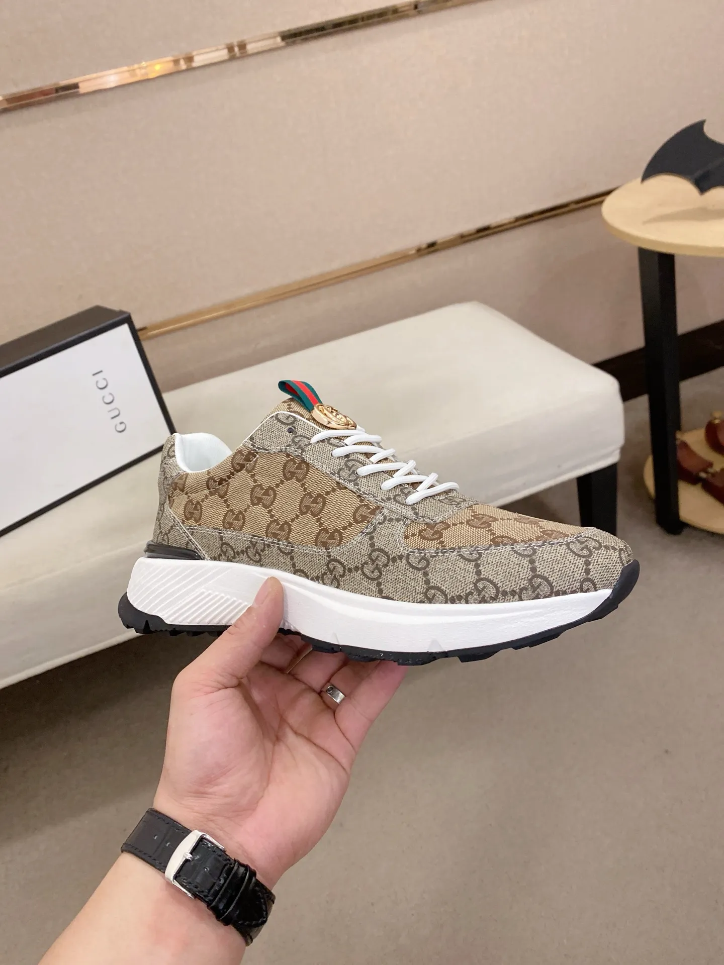 Men's shoes 💰 462💰The new GUCCI (Gucci) counters are launched simultaneously. The new men's shoes, 😘fabrics are selected from imported cowhide, and the lining is sheepskin lining. 👍🏿 High-end ☄️ air-cushion molded anti-slip rubber outsole, exquisite lines, simple and elegant, comfortable and high-end for leisure travel. Code number: 38 to 44 (45 can be customized and cannot be returned or exchanged)